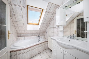 byt ve 2.NP_koupelna - Prodej pozemku 740 m², České Budějovice