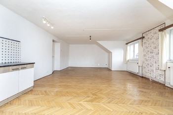 Obývací pokoj s kuchyňským koutem - Prodej bytu 2+kk v osobním vlastnictví 71 m², Roudnice nad Labem