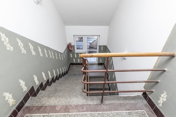 Schodiště s balkónem - Prodej bytu 2+kk v osobním vlastnictví 71 m², Roudnice nad Labem