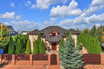 Pronájem domu 285 m², Šestajovice