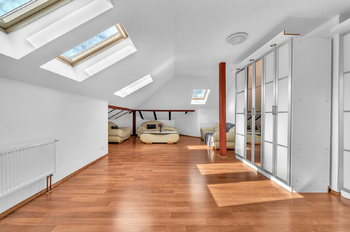 Pronájem domu 285 m², Šestajovice