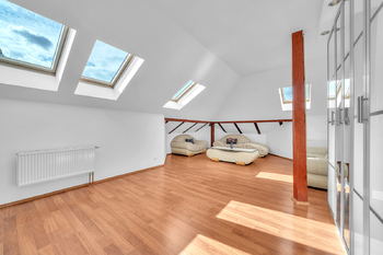 Pronájem domu 285 m², Šestajovice