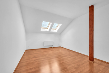 Pronájem domu 285 m², Šestajovice