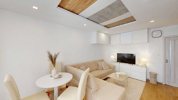 obývací pokoj s kuchyňským koutem a lodžií - Prodej bytu 4+kk v družstevním vlastnictví 72 m², Praha 4 - Michle