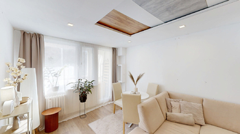 obývací pokoj s kuchyňským koutem a lodžií - Prodej bytu 4+kk v družstevním vlastnictví 72 m², Praha 4 - Michle