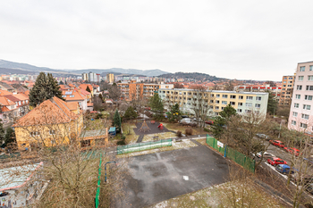 Výhled z chodby domu - Pronájem bytu 2+kk v osobním vlastnictví 40 m², Litoměřice