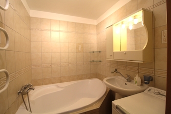 koupelna větší než standard v paneláku - Prodej bytu 3+1 v družstevním vlastnictví 89 m², České Budějovice