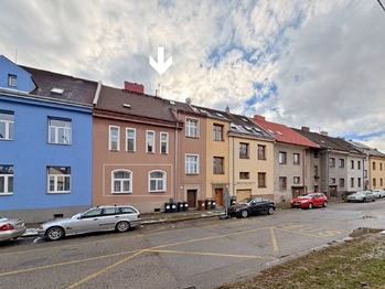 Družstevní ul. - vstup do domu - Pronájem bytu 3+1 v osobním vlastnictví 100 m², České Budějovice