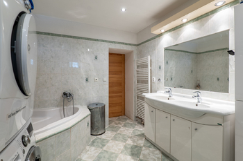 Koupelna v 1.NP - Prodej domu 180 m², Vejprty