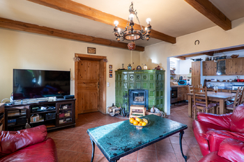 Obývací pokoj s kachlíkovými krbovými kamny - Prodej domu 180 m², Vejprty