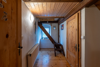 Chodba se schodištěm ve 3.NP - Prodej domu 180 m², Vejprty