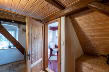 Chodba se vstupem do koupelny ve 2.NP - Prodej domu 180 m², Vejprty