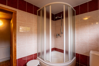 Koupelna se sprchovým koutem ve 2.NP - Prodej domu 180 m², Vejprty