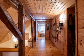 Chodba se schodištěm ve 2.NP - Prodej domu 180 m², Vejprty