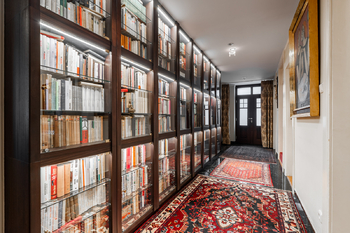 Hallway bookcase with accent lighting - Prodej domu 464 m², Praha 10 - Vinohrady