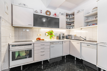 Kitchen-ground floor - Prodej domu 464 m², Praha 10 - Vinohrady