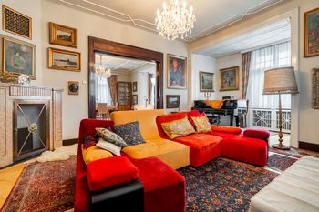 Obývací pokoj s krbem 1.patro - Prodej domu 464 m², Praha 10 - Vinohrady