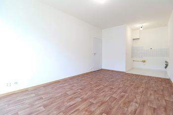 Obývací pokoj + kk - Prodej bytu 2+kk v osobním vlastnictví 41 m², Praha 9 - Kyje