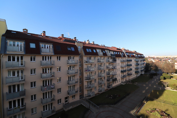 Výhled z balkonu - Prodej bytu 2+kk v osobním vlastnictví 41 m², Praha 9 - Kyje