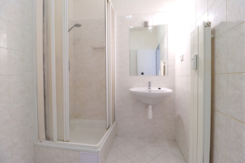 Koupelna - Prodej bytu 2+kk v osobním vlastnictví 41 m², Praha 9 - Kyje