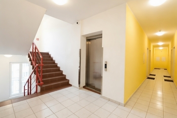 Chodba domu - Prodej bytu 2+kk v osobním vlastnictví 41 m², Praha 9 - Kyje