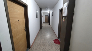 Vlevo dveře k výtahu ve společné chodbě. - Prodej bytu 3+1 v družstevním vlastnictví 77 m², Děčín