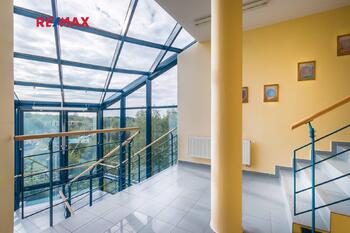 schodiště v administrativní budově - Pronájem skladovacích prostor 2325 m², Strančice