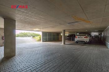 krytý parking nebo nižší skladový prostor cca 500 m2 - Pronájem skladovacích prostor 2325 m², Strančice