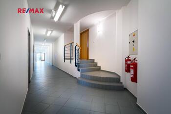 chodba - Pronájem výrobních prostor 2325 m², Strančice