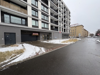 Venkovní pohled na dům - Pronájem bytu 2+kk v osobním vlastnictví 59 m², Praha 9 - Vysočany