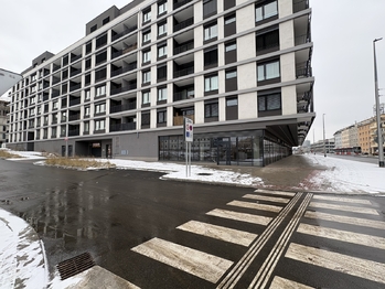 Venkovní pohled na dům - Pronájem bytu 2+kk v osobním vlastnictví 59 m², Praha 9 - Vysočany