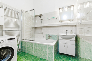 Koupelna - Prodej bytu 3+1 v osobním vlastnictví 83 m², Praha 3 - Žižkov