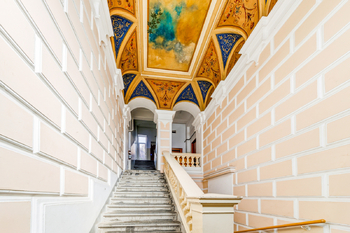 Vstup do domu - Prodej bytu 3+1 v osobním vlastnictví 83 m², Praha 3 - Žižkov