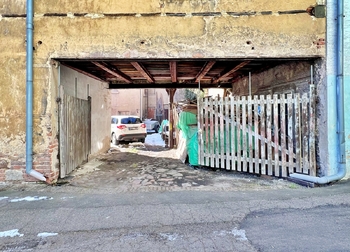 průjezd do dvora - Prodej domu 240 m², Hrob