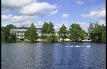 V blízkosti se nachází hotel Riviera u jezera - Prodej domu 28 m², Děpoltovice