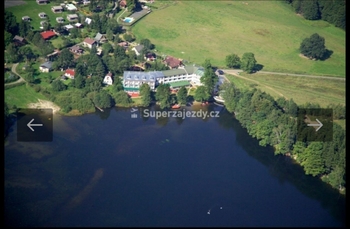 V blízkosti se nachází hotel Riviera u jezera - Prodej domu 28 m², Děpoltovice