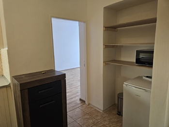 průchod z kuchyně do pokoje - Pronájem bytu 1+kk v osobním vlastnictví 30 m², Kladno