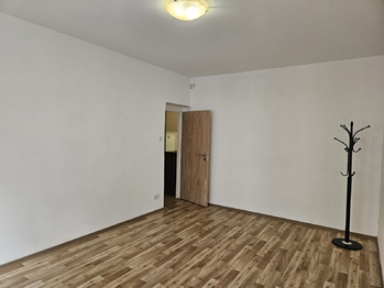 pokoj je velký - Pronájem bytu 1+kk v osobním vlastnictví 30 m², Kladno