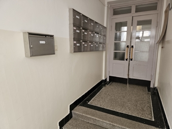 vstup do domu - Pronájem bytu 1+kk v osobním vlastnictví 30 m², Kladno