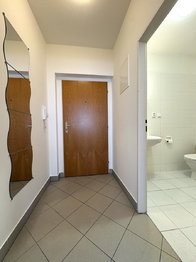 Předsíň - Prodej bytu 1+kk v osobním vlastnictví 40 m², Praha 10 - Strašnice