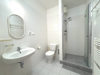 Koupelna - Prodej bytu 1+kk v osobním vlastnictví 40 m², Praha 10 - Strašnice