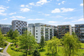Výhled z oken - Prodej bytu 1+kk v osobním vlastnictví 40 m², Praha 10 - Strašnice