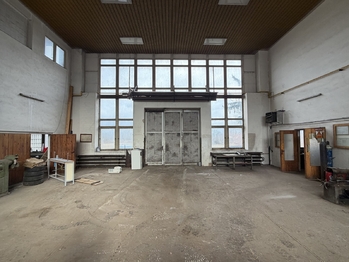 pohled v hlavní dílně na vjezd - Pronájem skladovacích prostor 410 m², Žatec