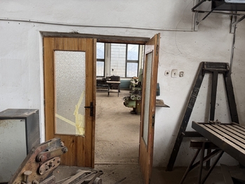 vstup do další dílny - Pronájem skladovacích prostor 410 m², Žatec