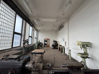 dílna focena od okna - Pronájem skladovacích prostor 410 m², Žatec