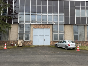 vjezdová brána do dílny - Pronájem skladovacích prostor 410 m², Žatec