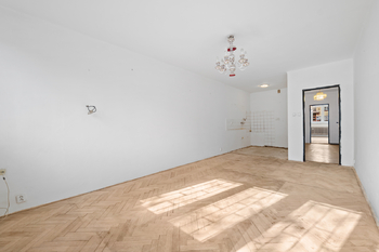 Obývací pokoj s kuchyňským koutem - Prodej bytu 4+kk v osobním vlastnictví 96 m², Praha 10 - Vršovice