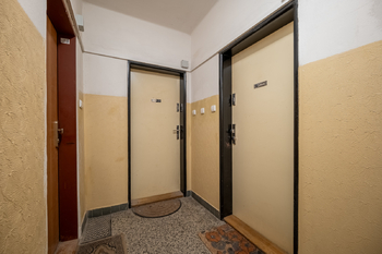 Dva samostatné vstupy z chodby domu - Prodej bytu 4+kk v osobním vlastnictví 96 m², Praha 10 - Vršovice
