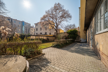 Dvůr u domu  - Prodej bytu 4+kk v osobním vlastnictví 96 m², Praha 10 - Vršovice
