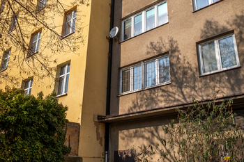 Pohled ze dvora - Prodej bytu 4+kk v osobním vlastnictví 96 m², Praha 10 - Vršovice